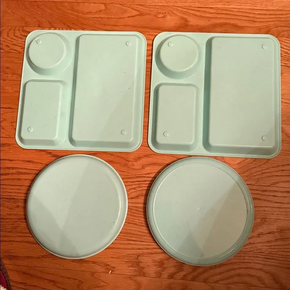 Pillowfort Silicone Divided Plates Set of Four in Pale Mint!